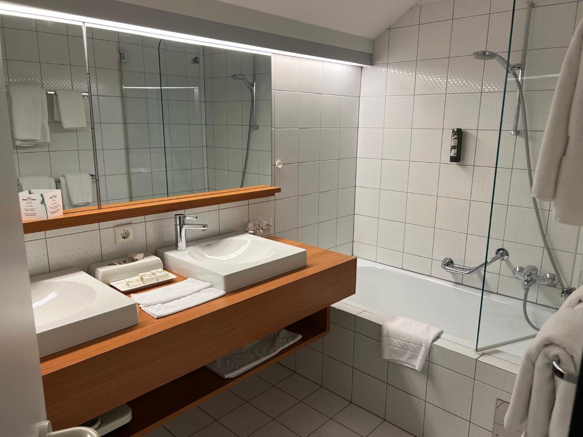 לוסטנאו Hotel Gasthof Kroenele מראה חיצוני תמונה